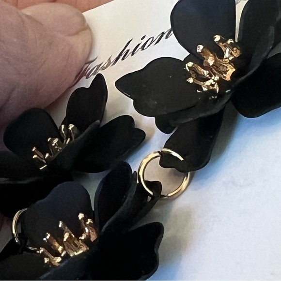 Black flower drop earrings pierced metal alloy gold - Picture 6 of 7